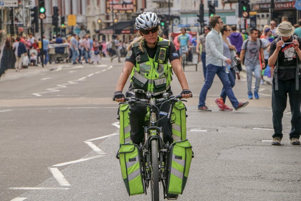 Hombre en bicicleta con chaleco reflectante